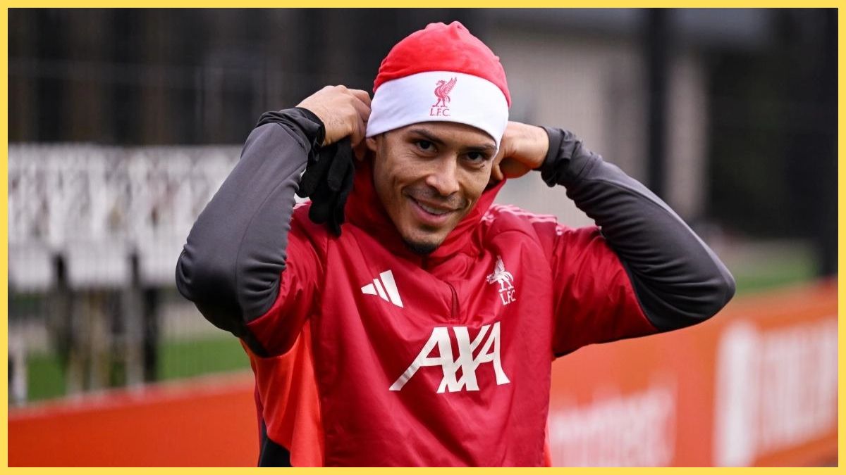 Virgil van Dijk trains in a Christmas hat