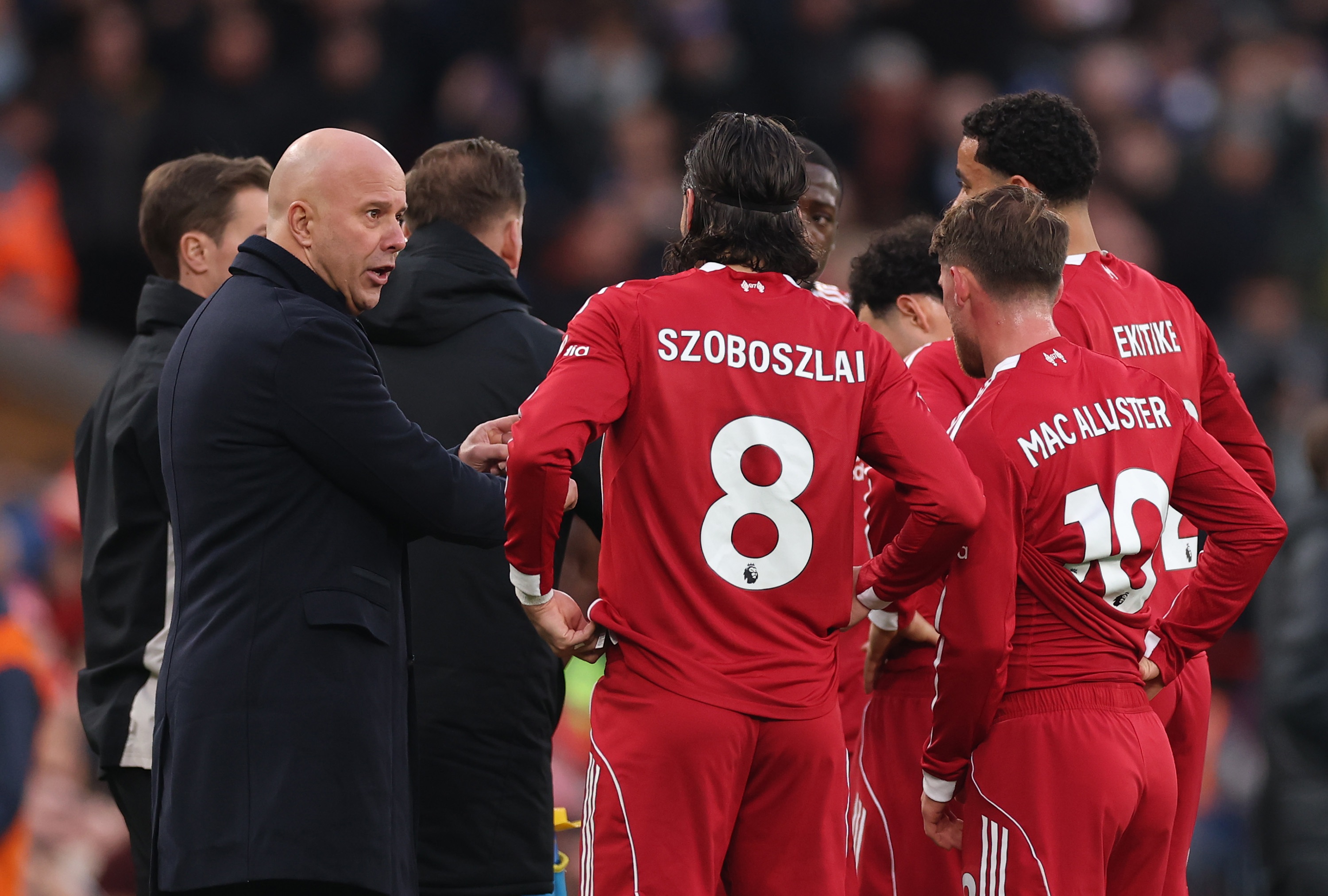 Arne Slot speaks to his Liverpool players.
