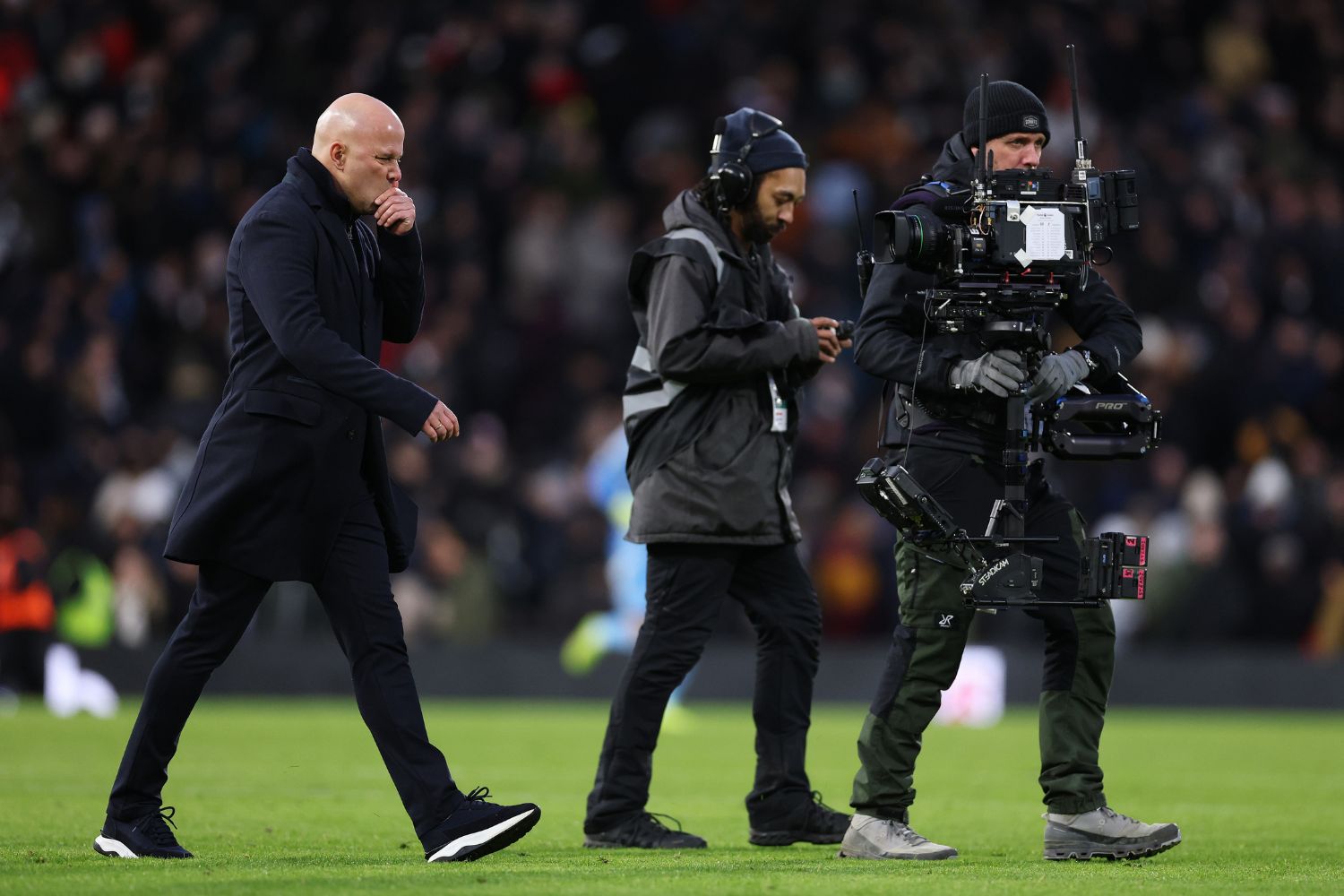 Arne Slot at half-time against Fulham