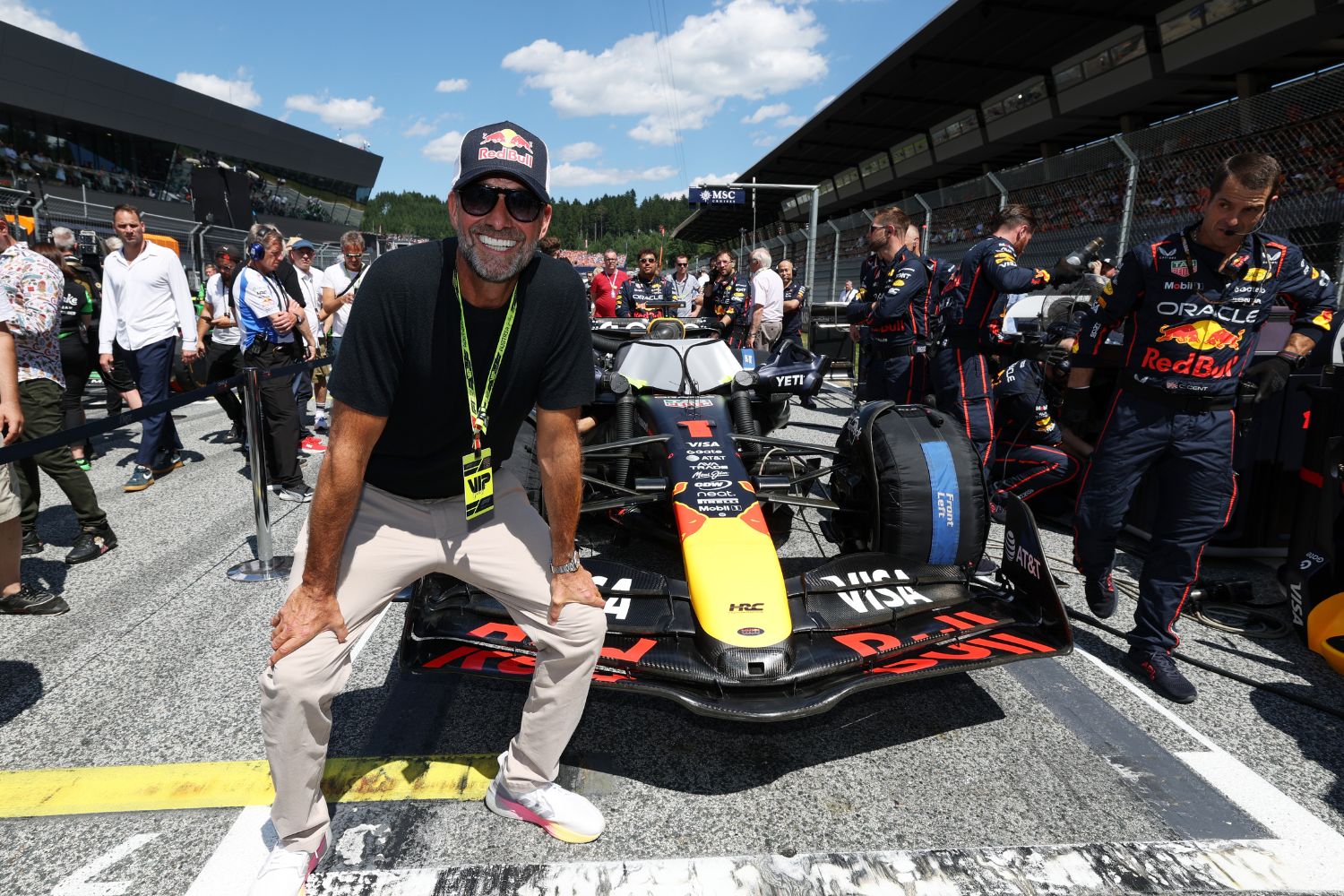 Jurgen Klopp on the grid with the car of Max Verstappen