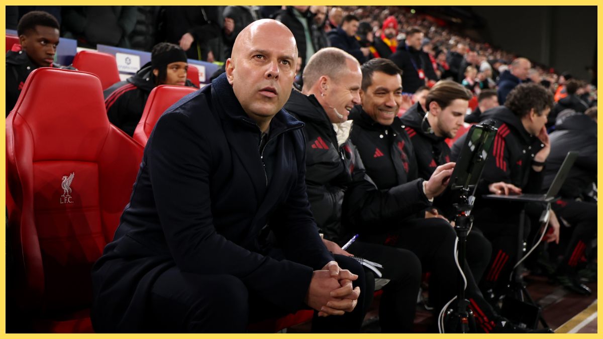 Arne Slot coaches against Qarabag