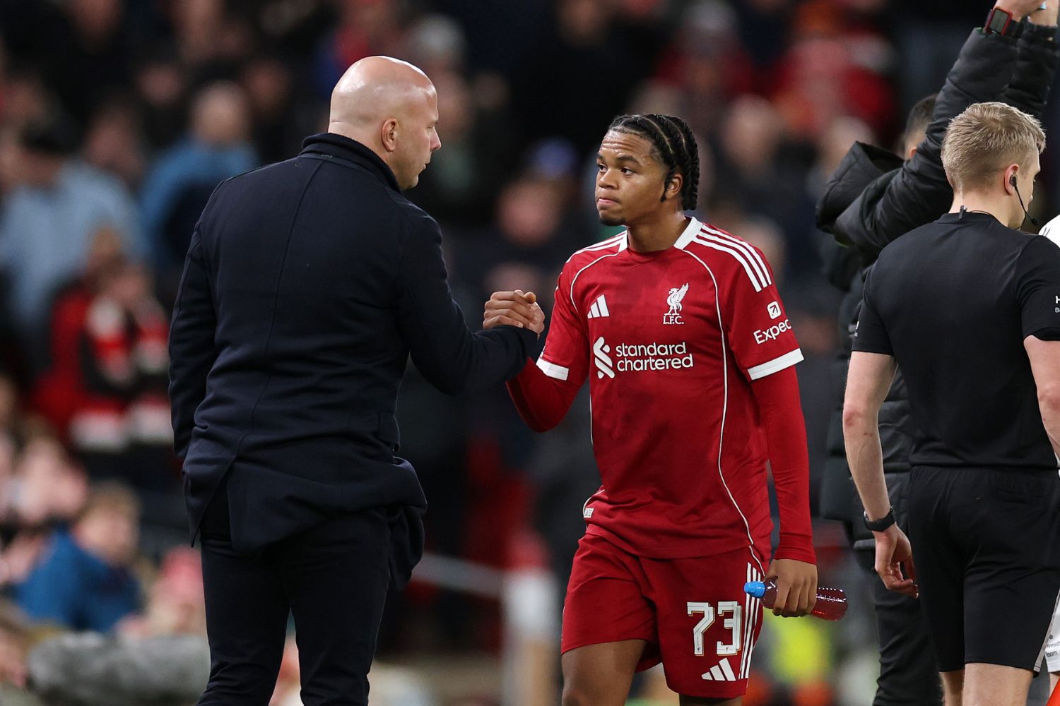 Rio Ngumoha of Liverpool shakes hands with Arne Slot