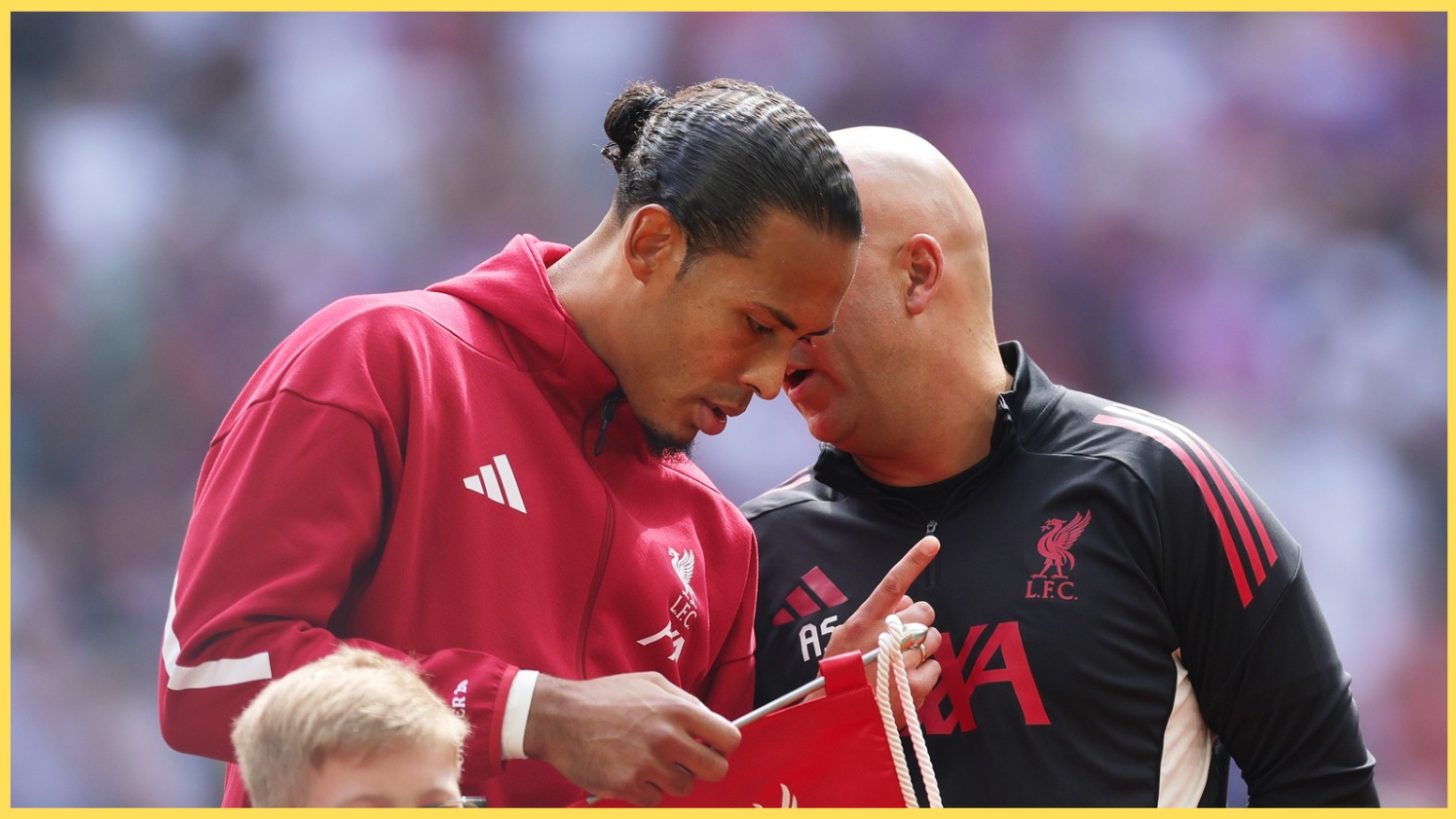 Arne Slot speaks with Virgil van Dijk before the Community Shield in August