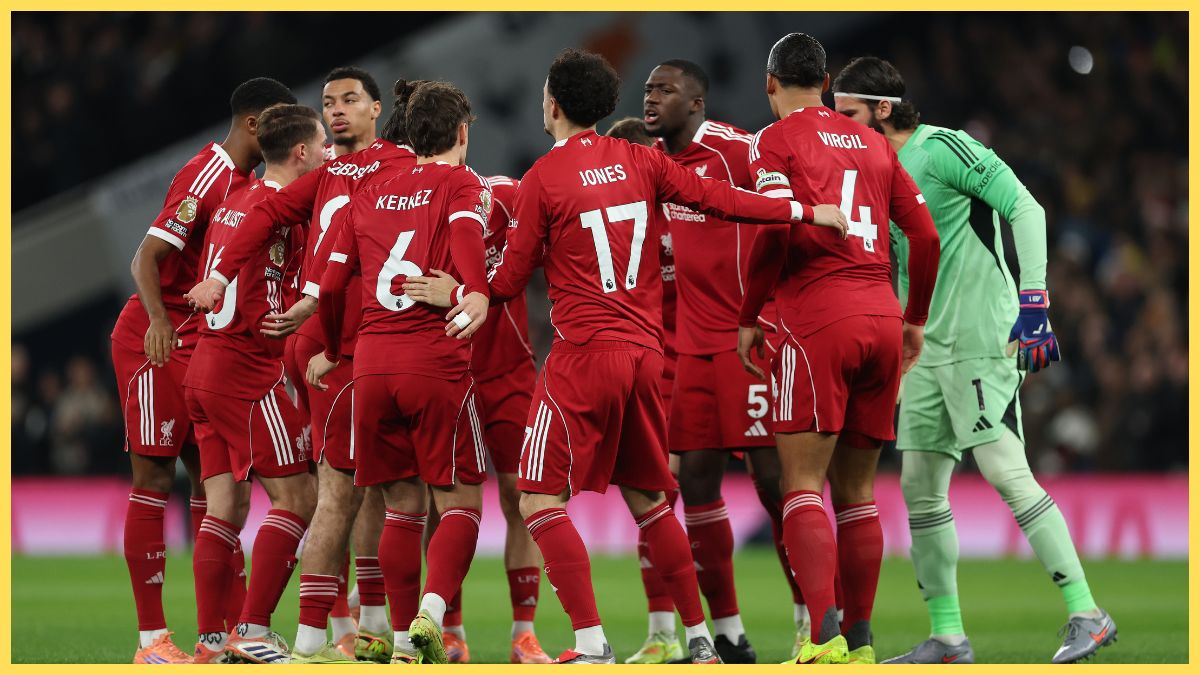 Players of Liverpool form a huddle prior to the Premier League match between Tottenham Hotspur and Liverpool