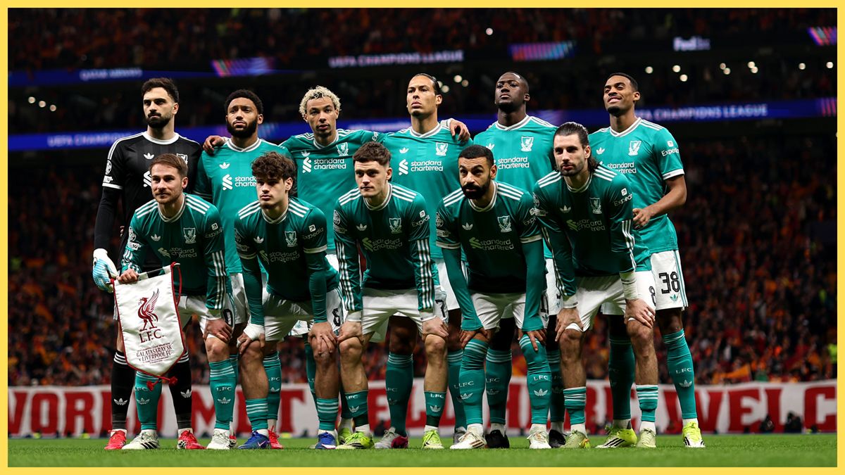 Liverpool team including Giorgi Mamardashvili lines up in two rows.