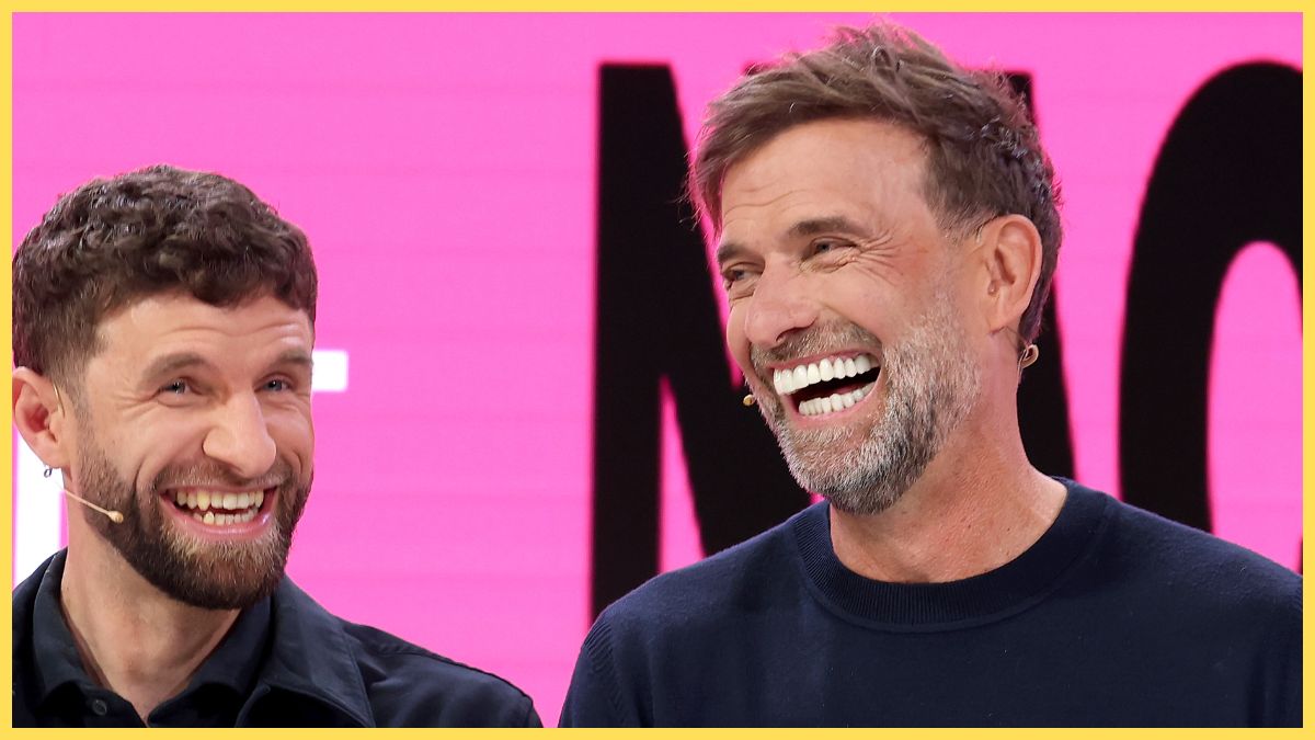 Jurgen Klopp laughs next to Thomas Muller.