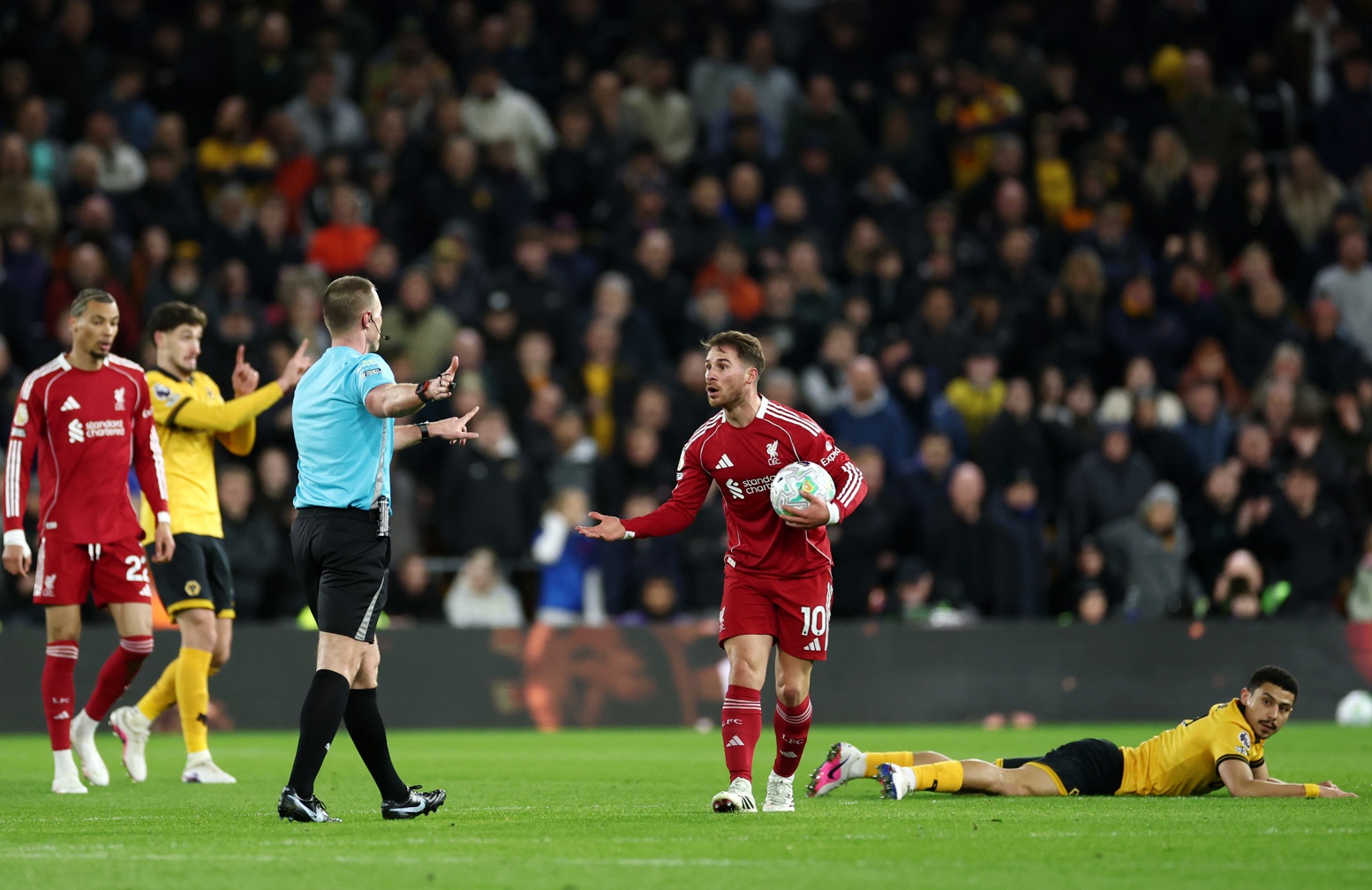Alexis Mac Allister protests to referee Tom Bramall during Liverpool's game against Wolves