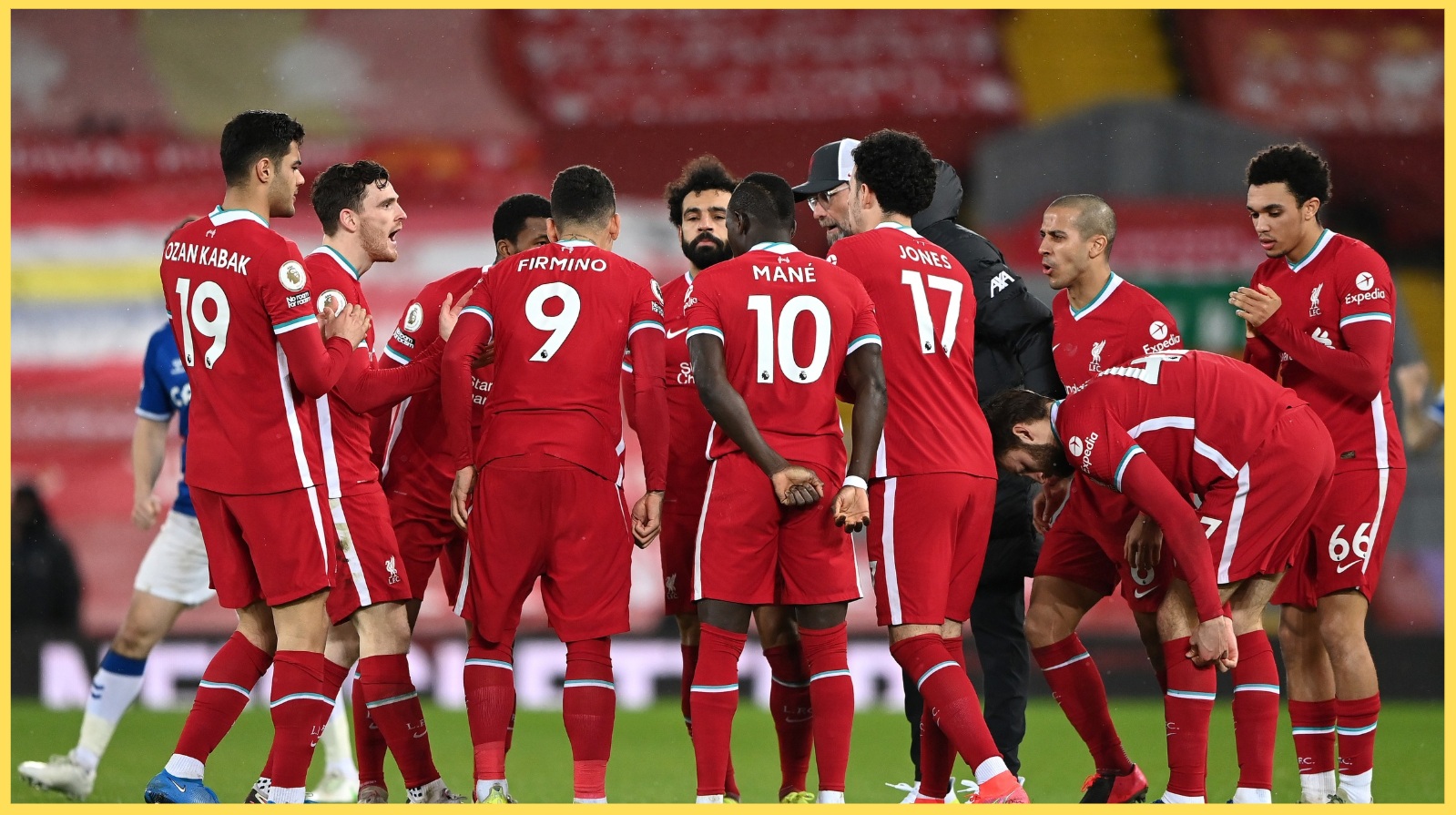 Jurgen Klopp speaks to his Liverpool players before a match in 2021