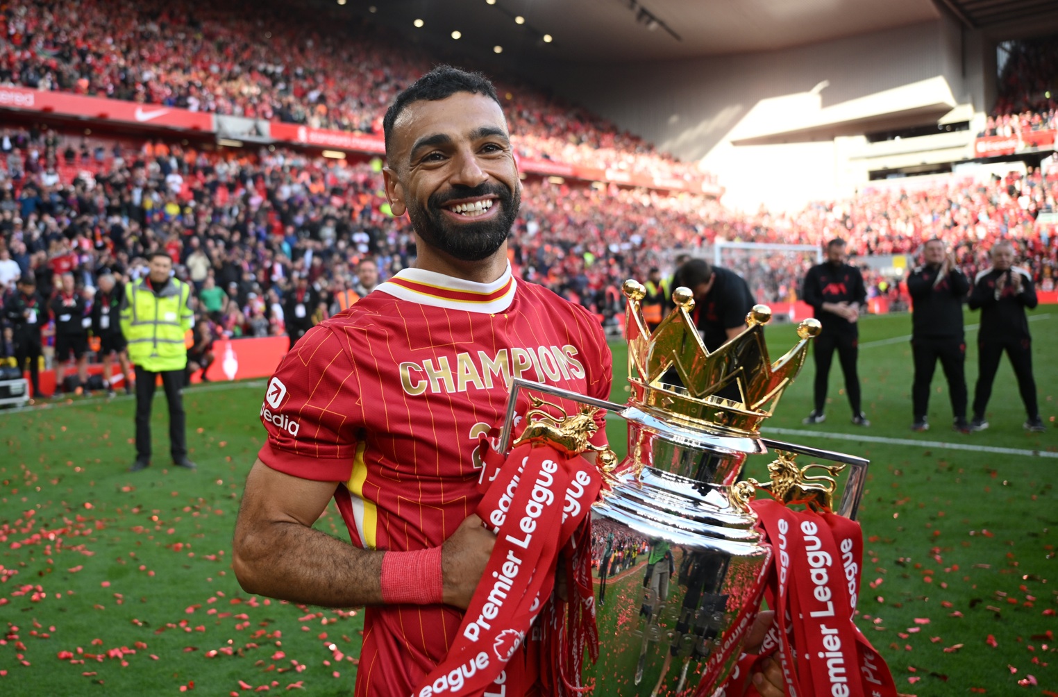 Mo Salah poses with the Premier League trophy in 2025