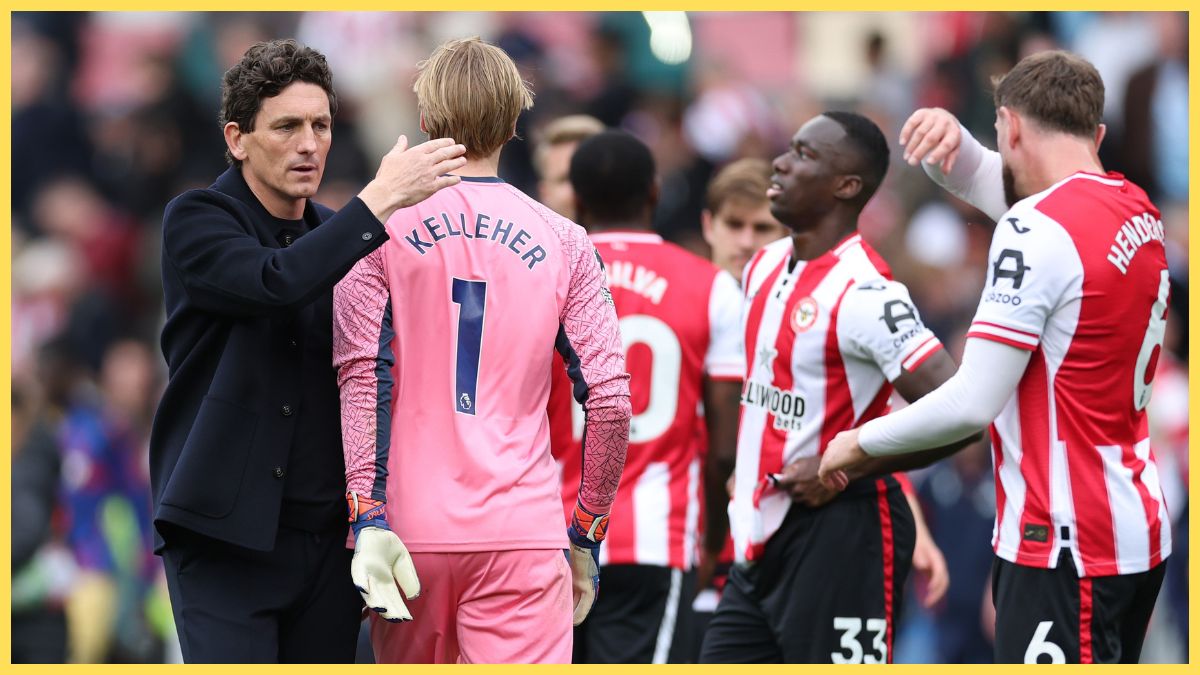 Keith Andrews, Manager of Brentford, with Caoimhin Kelleher of Brentford after the Premier League match between Brentford and Crystal Palace at Gtech Community Stadium