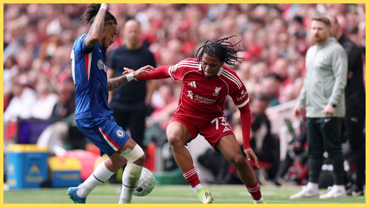 Rio Ngumoha dribbles past Chelsea player during Liverpool game.