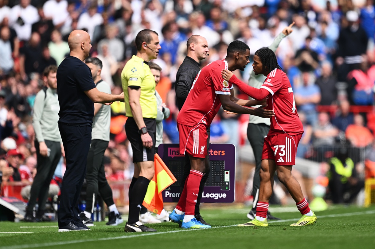 Rio Ngumoha is replaced by Alexander Isak midway through the second half against Chelsea