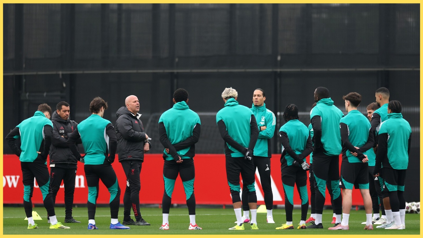 Arne Slot addresses the Liverpol players during a training session