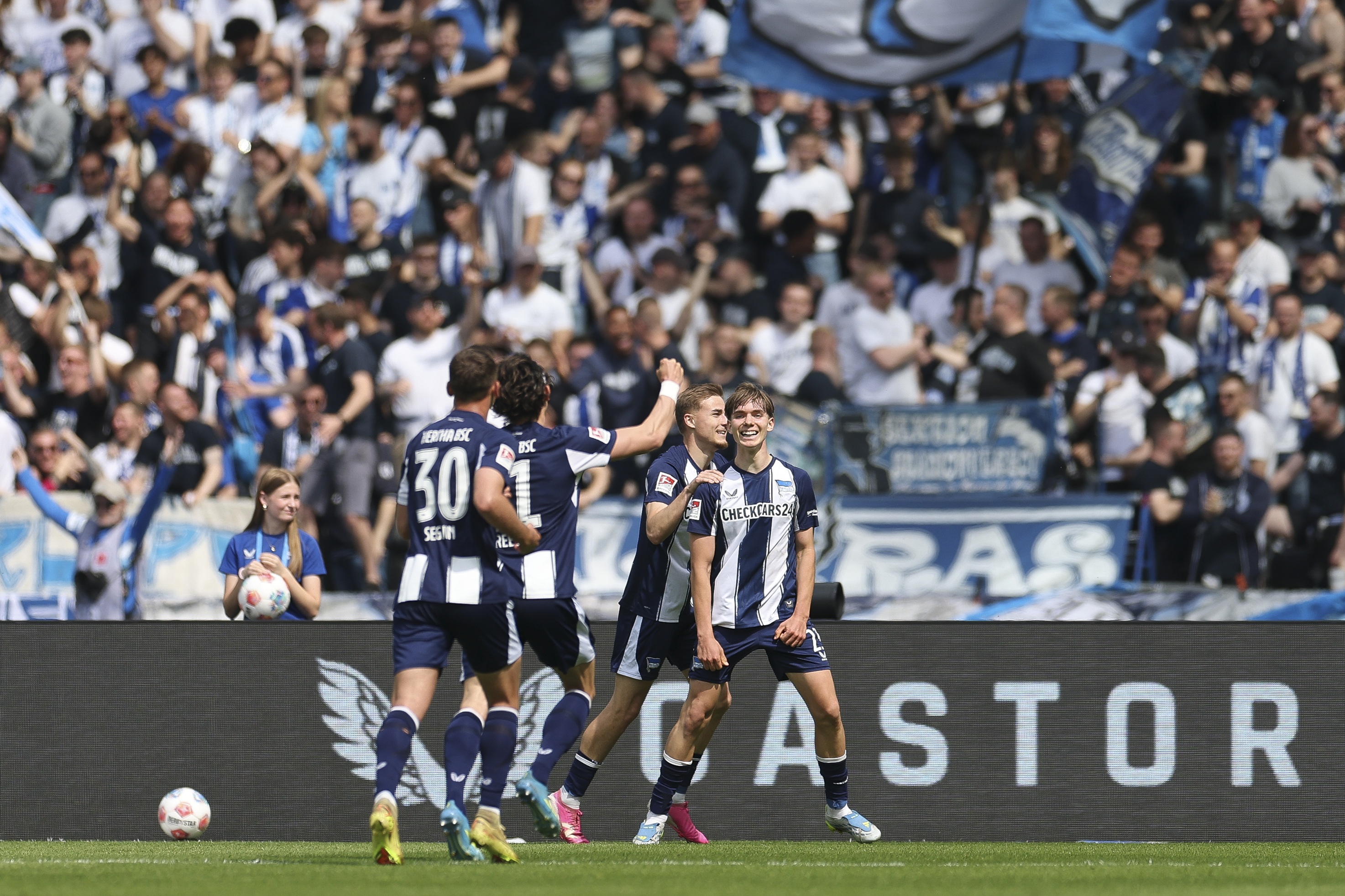 Kennet Eichhorn celebrates with Hertha Berlin teammates.