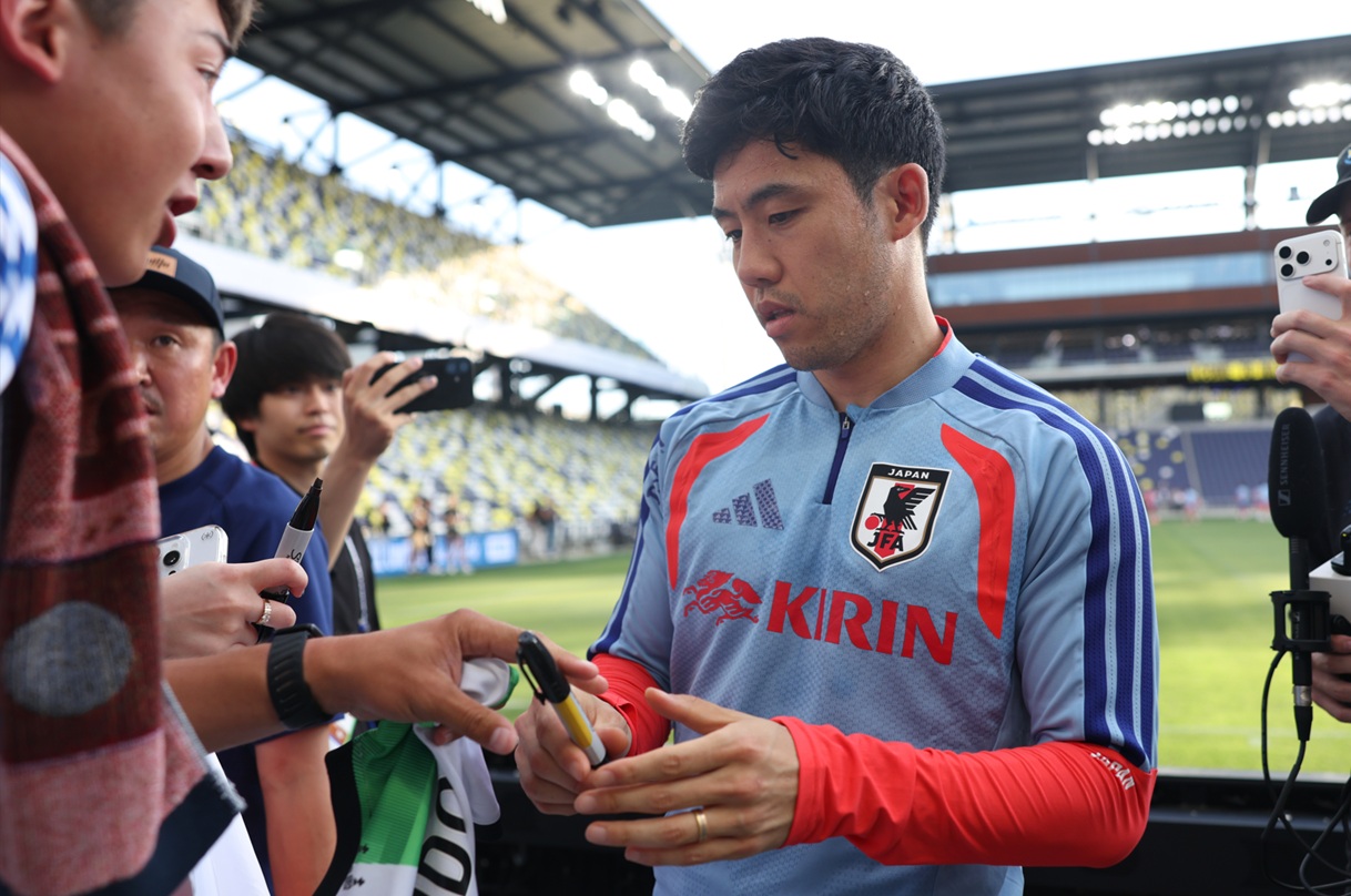 Wataru Endo signs autographs for Japanese fans