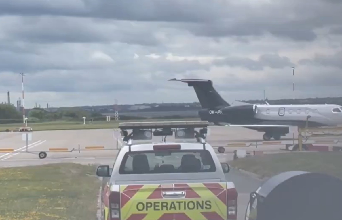 The plane carrying Andoni Iraola has landed at John Lennon Airport