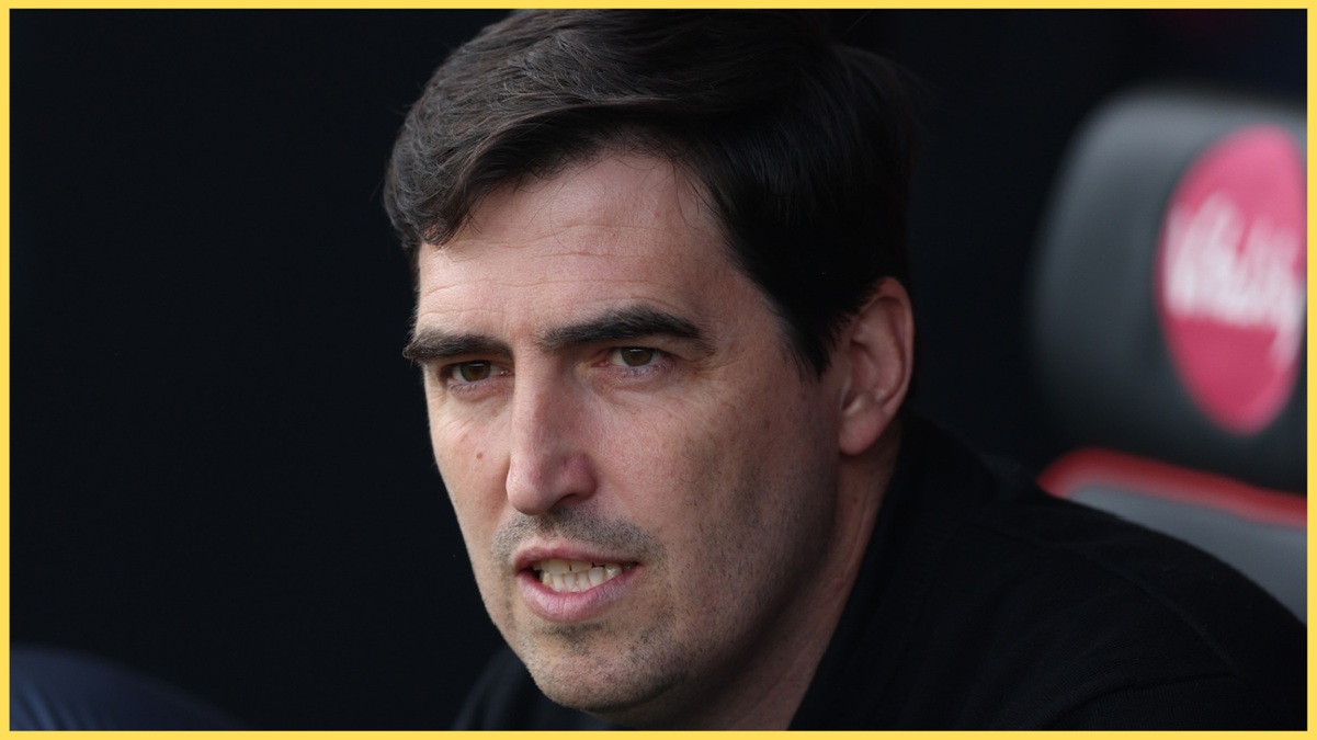 Andoni Iraola watches on from the dugout
