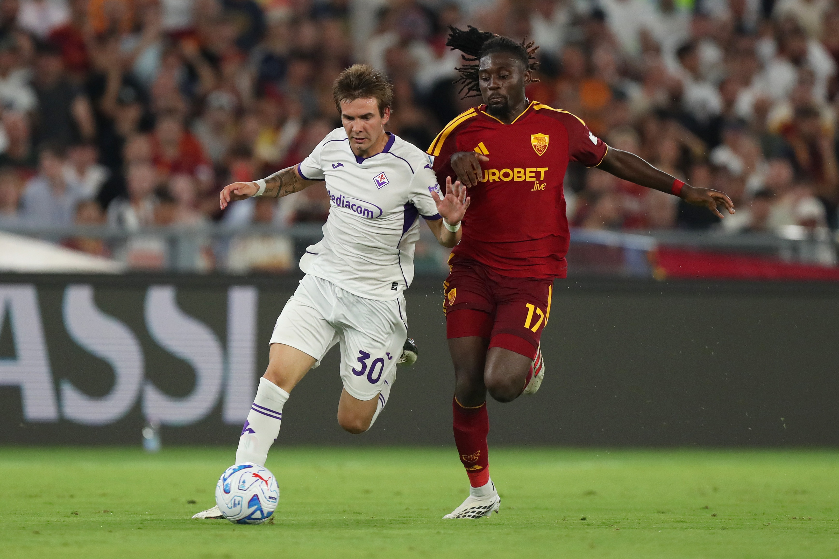 Liverpool transfer target Manu Kone competes with Franco Mastantuono for the ball.