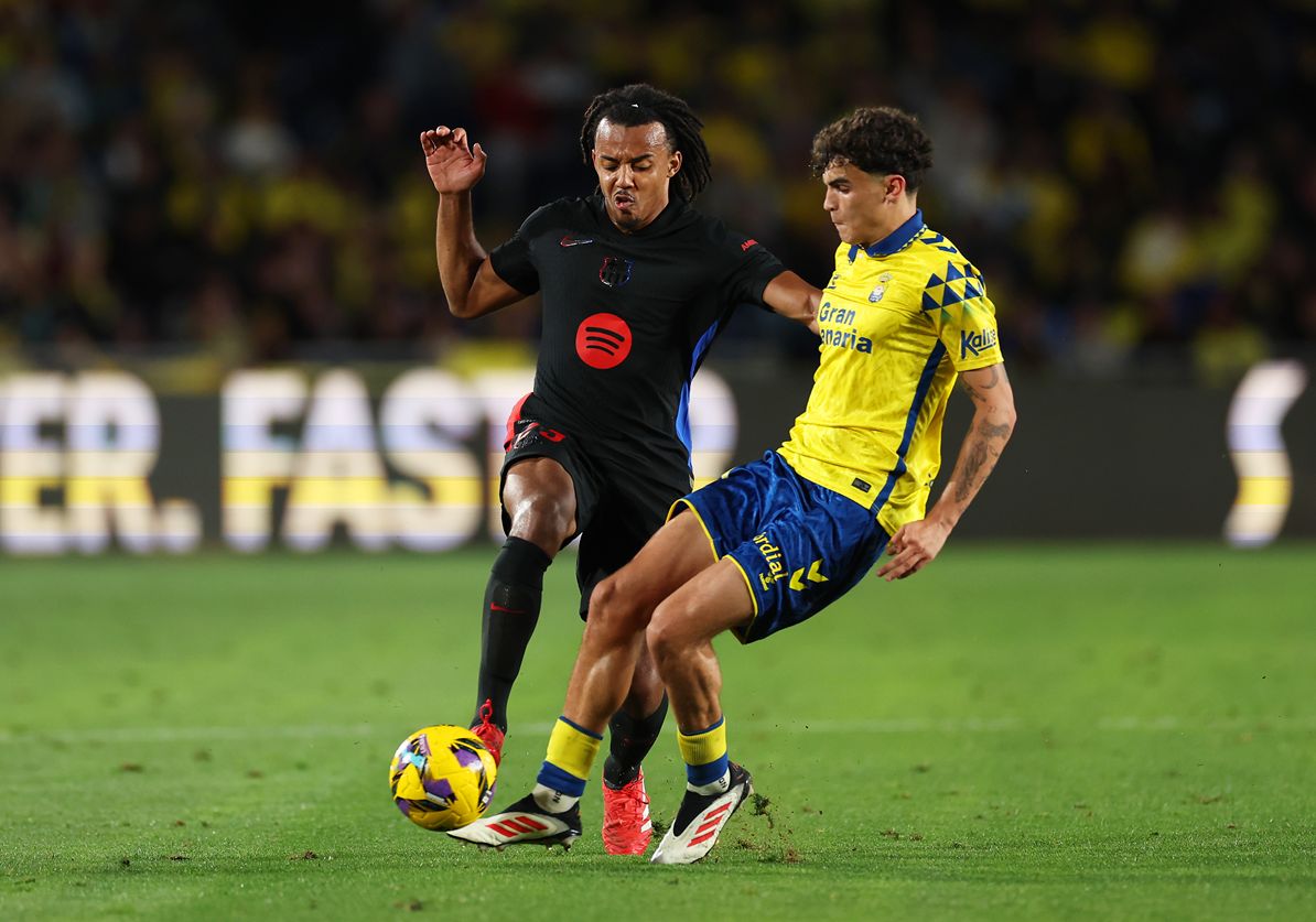 Stefan Bajcetic plays a pass during Las Palmas game.