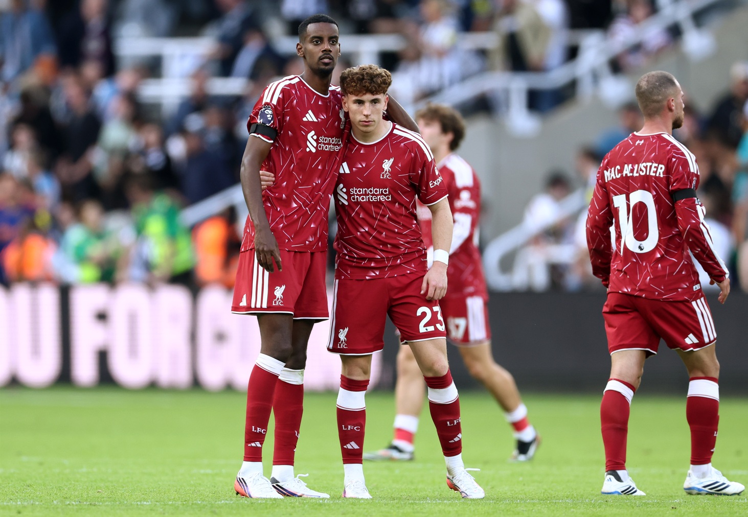 Alexander Isak embraces Victor Munoz after Liverpool's draw against Newcastle