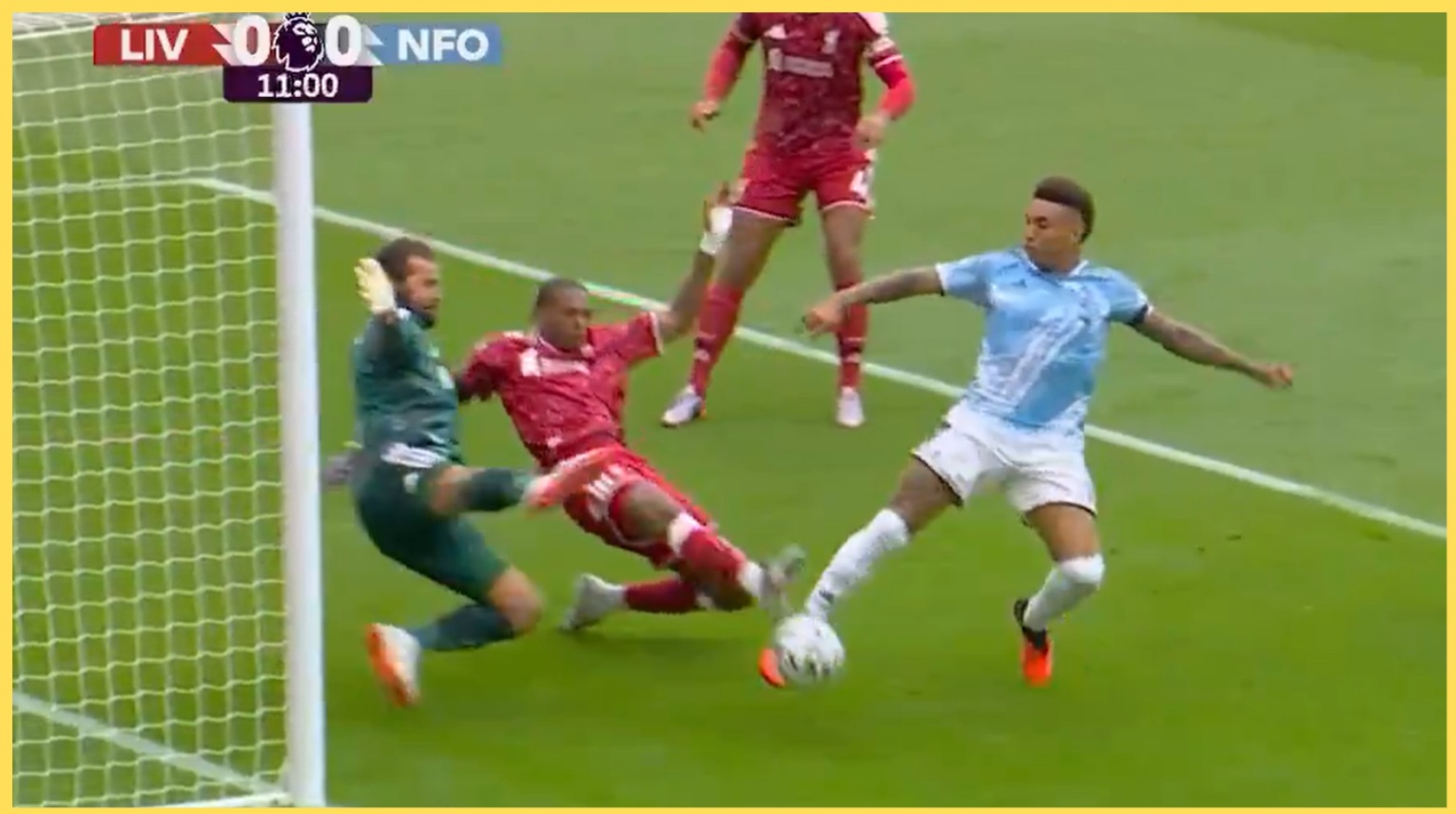 Jeremy Jacquet denies Igor Jesus with a vital block