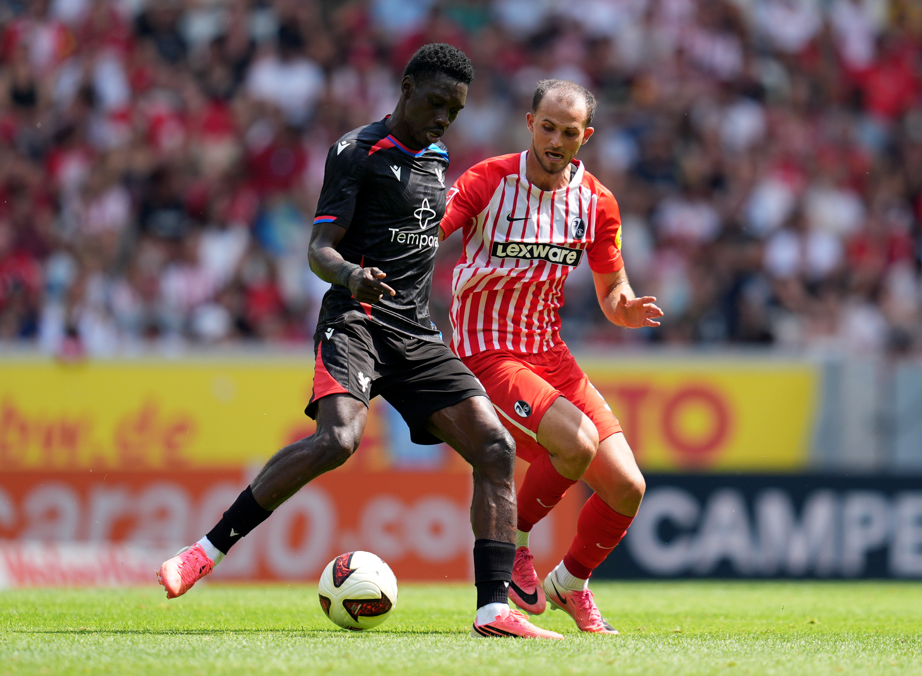 Ismaila Sarr is closed down by Max Rosenfelder