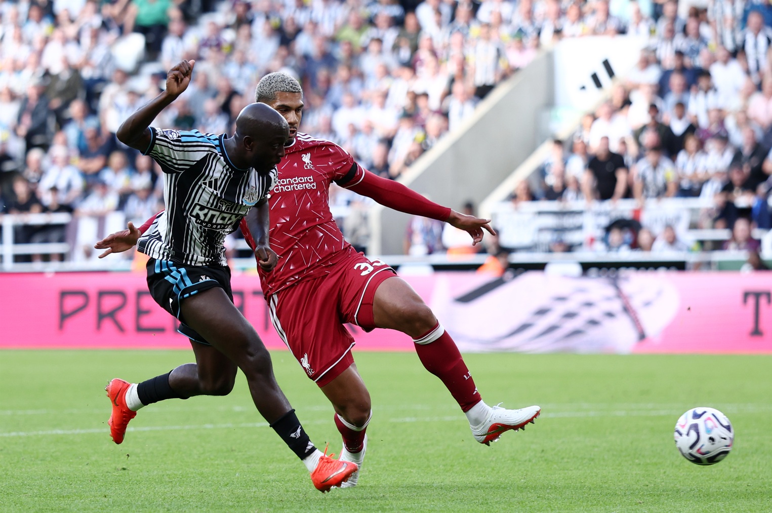 Ronald Araujo closes down Yoane Wissa at St James' Park