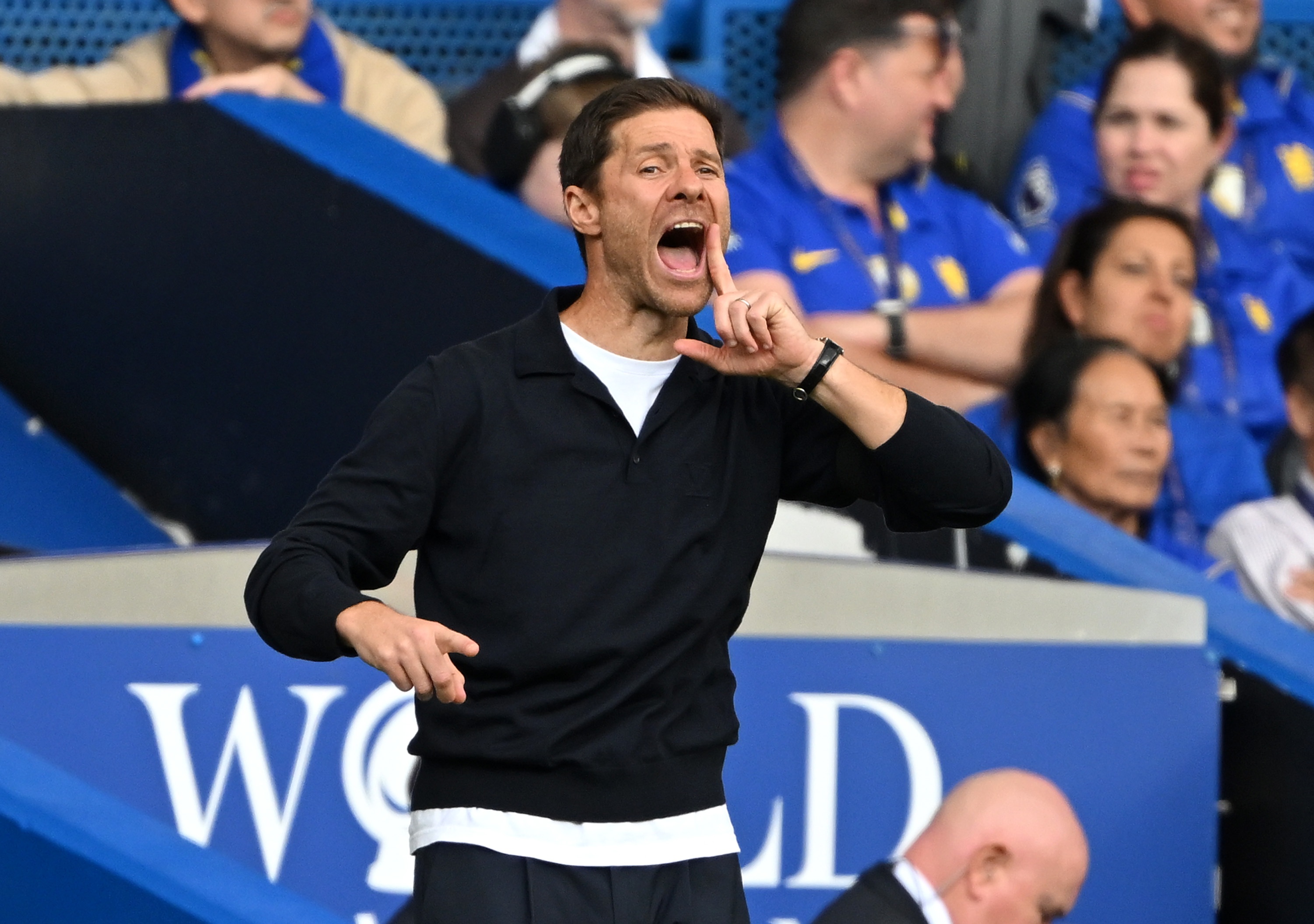 Chelsea manager Xabi Alonso shouts during Premier League game.