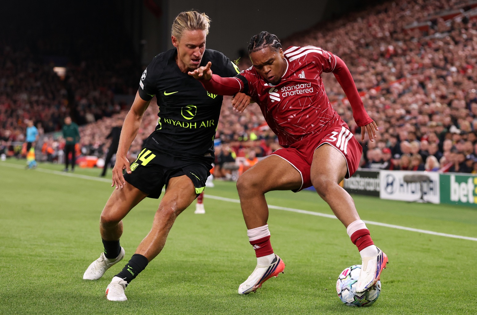 Rio Ngumoha holds off the challenge of Marcos Llorente