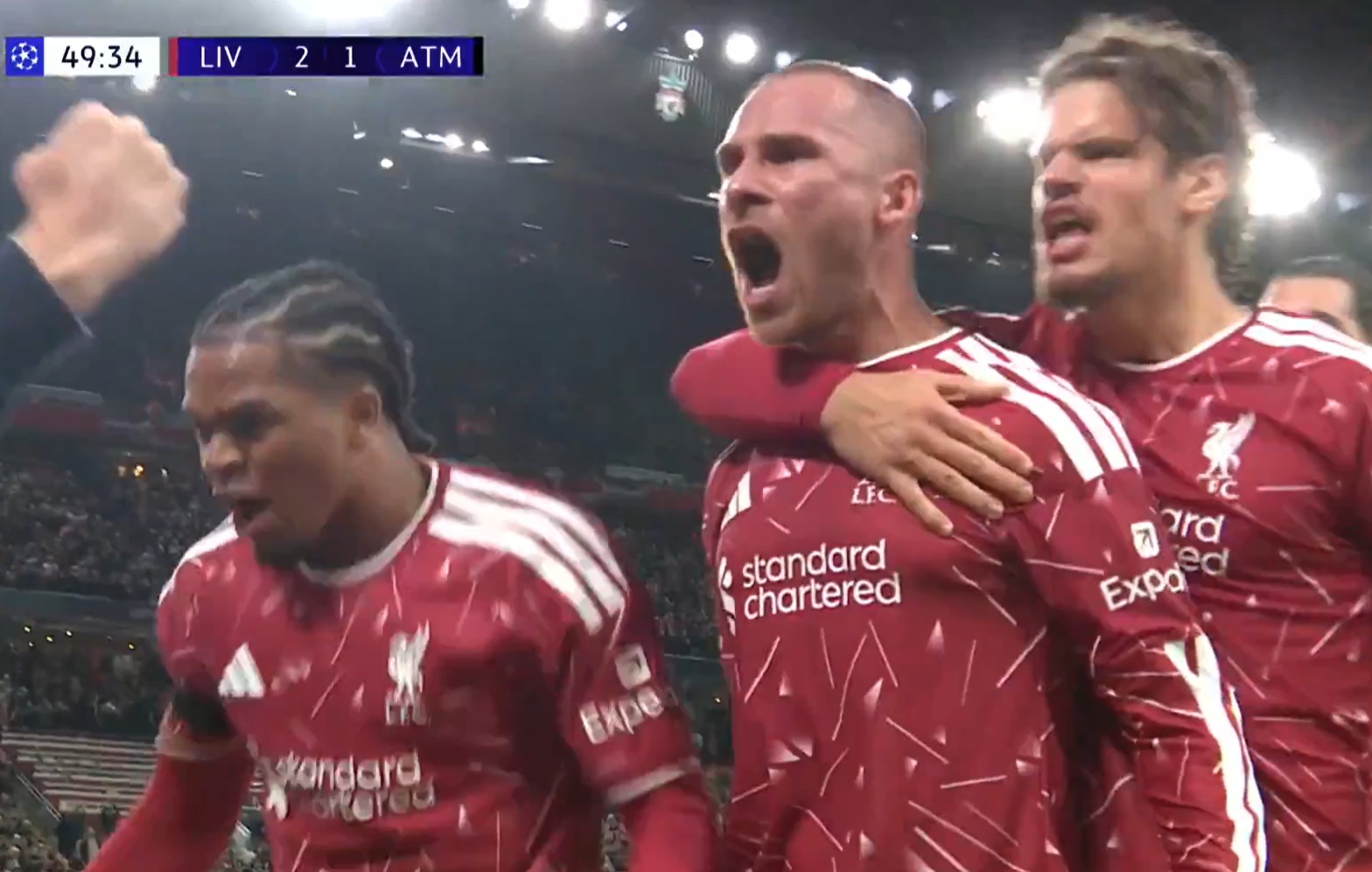 Alexis Mac Allister celebrates with his teammates after scoring against Atletico