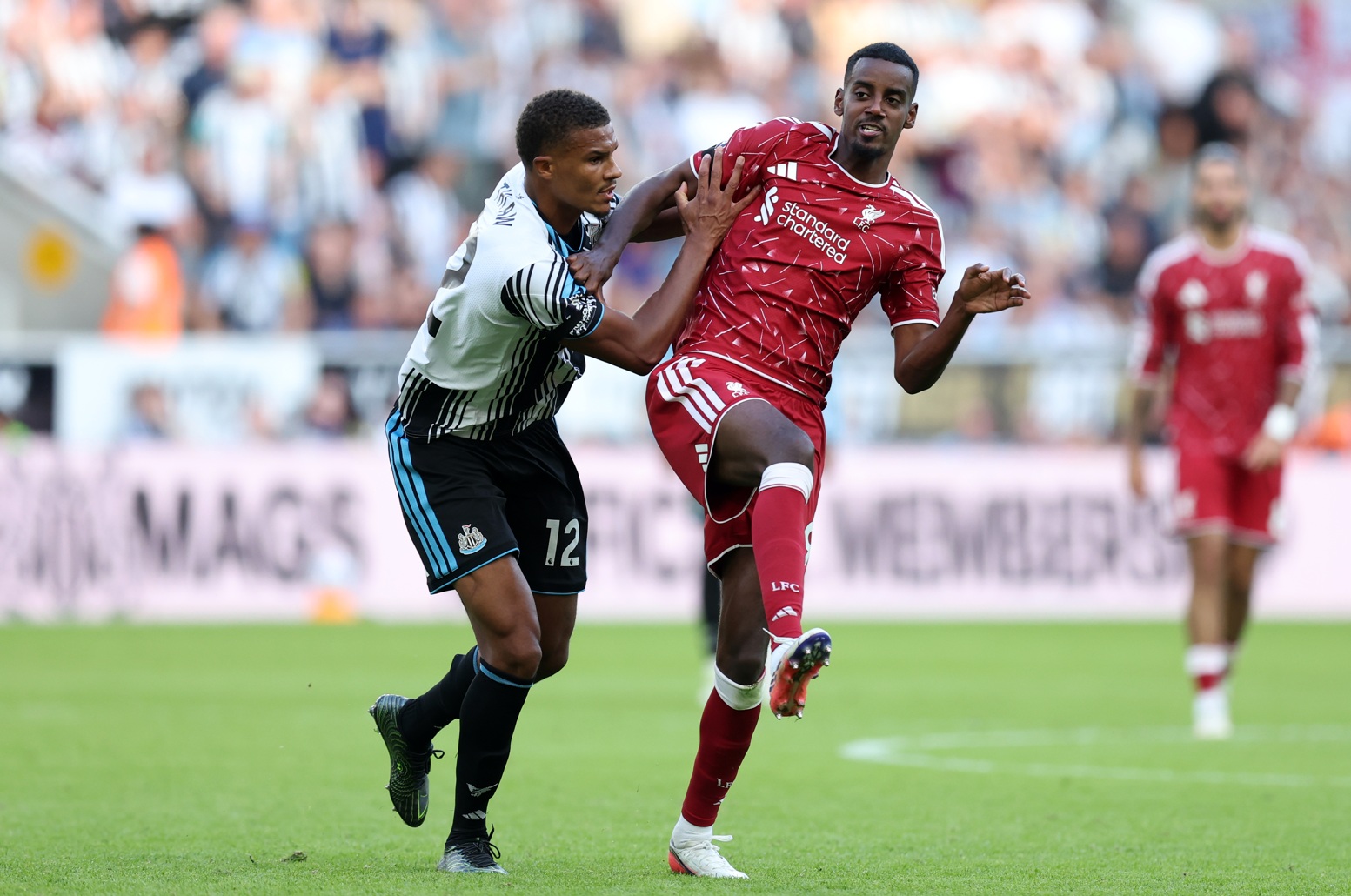 Malich Thiaw closes down Alexander Isak at St James' Park